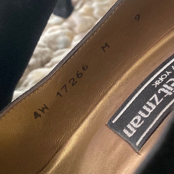 Vintage Stuart Weitzman • Black Heels Detailed With Gold Chains 🖤 - Picture 4 of 8